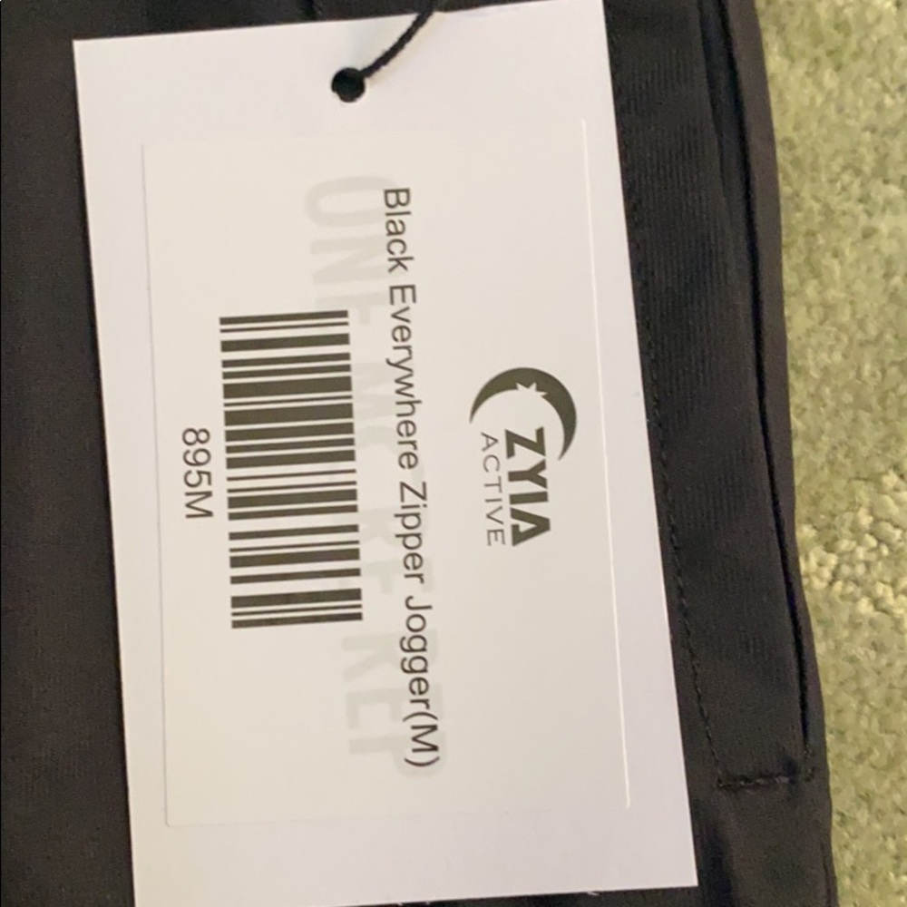 Zyia Everywhere joggers, size Medium. BNWT
